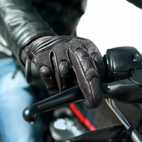 En este momento estás viendo Si conduce una motocicleta, es aconsejable utilizar guantes.